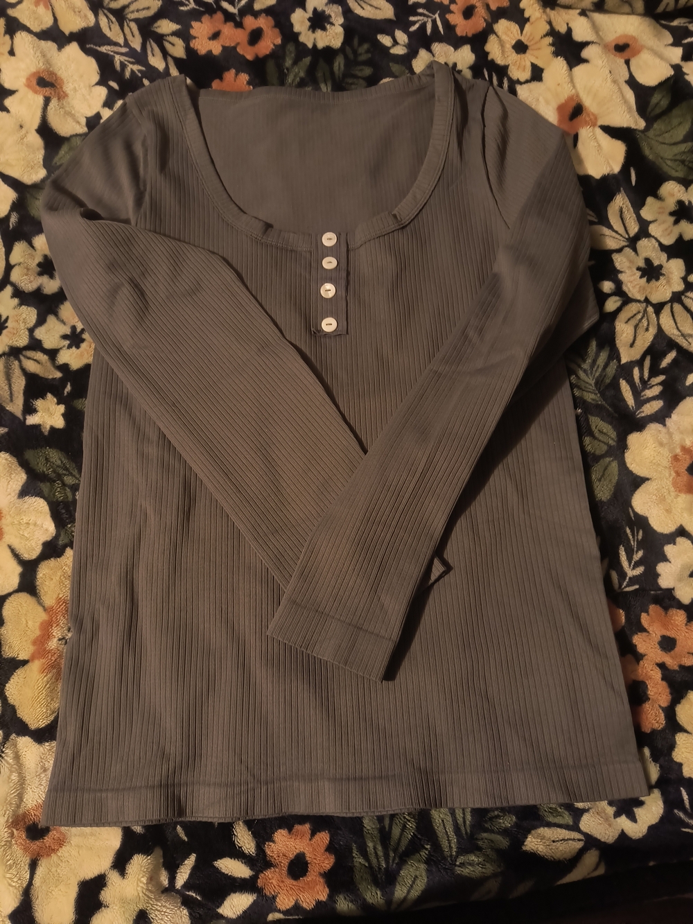 Women’s Gray Ribbed Long-Sleeve Henley Top